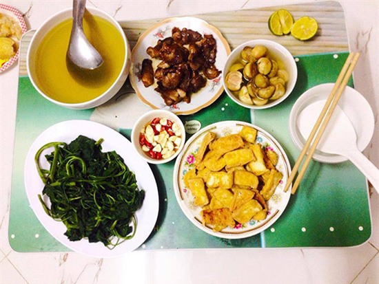 lạc cháy den, canh dục dục - mam com 20 nghin cua sinh vien ngay dau len nhap hoc - 10