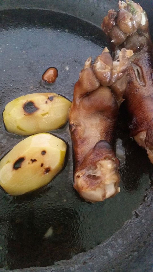 ba de cuoi ra nuoc mat voi mon chan cho co "1-0-2" duoc me nau an cho nhieu sua - 1