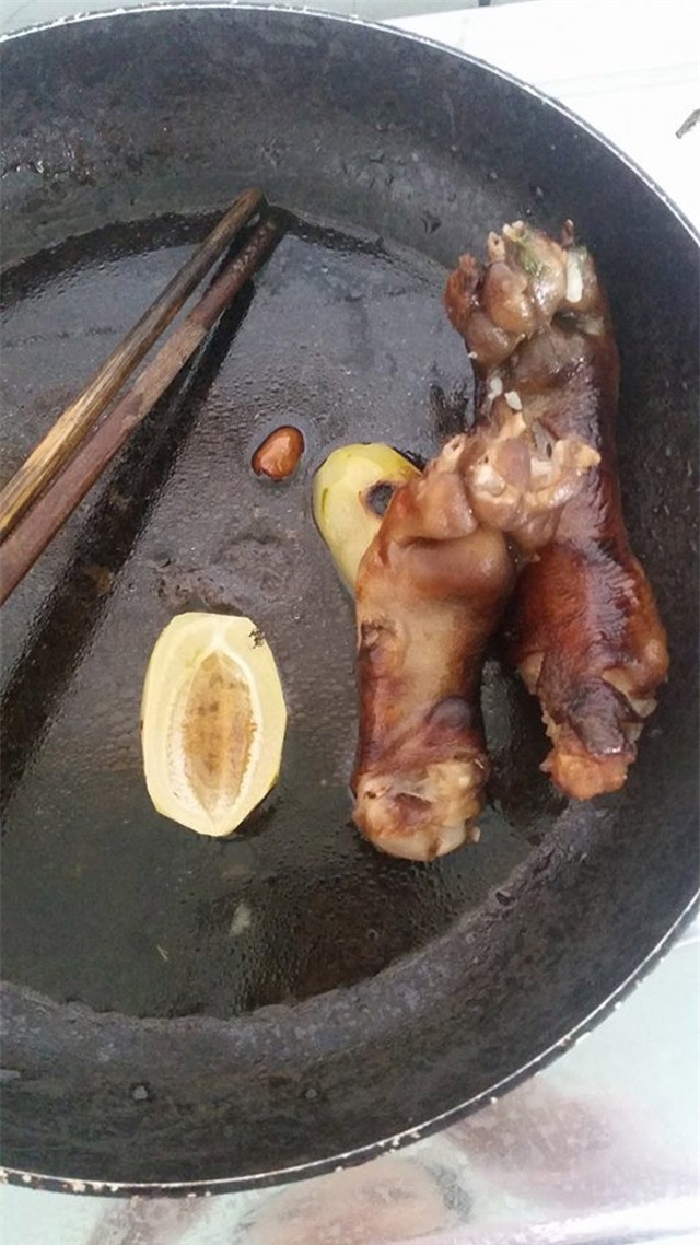 ba de cuoi ra nuoc mat voi mon chan cho co "1-0-2" duoc me nau an cho nhieu sua - 2