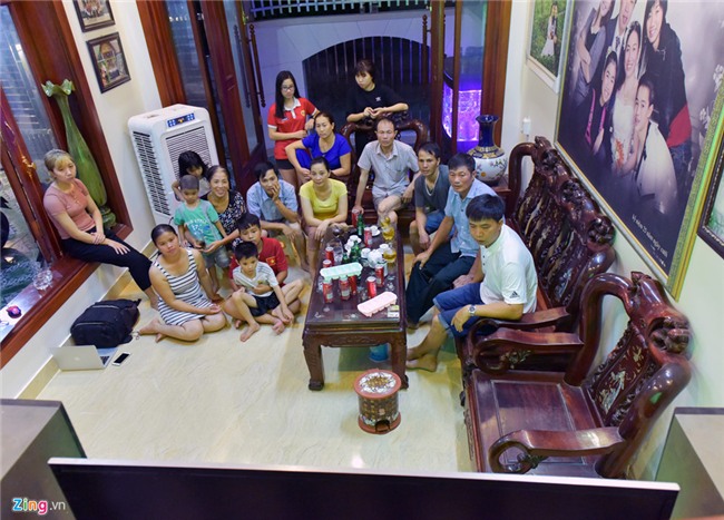 Gia dinh Van Toan quay quan co vu 'niem tu hao' cua dong ho hinh anh 3