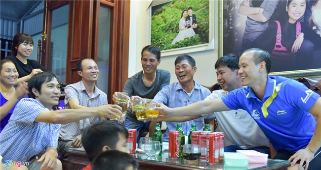 Gia dinh Van Toan quay quan co vu 'niem tu hao' cua dong ho hinh anh 9