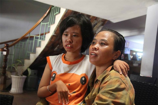 nguoi me va cau chuyen 15 nam cong con gai tren lung rong ruoi khap sai gon - 1