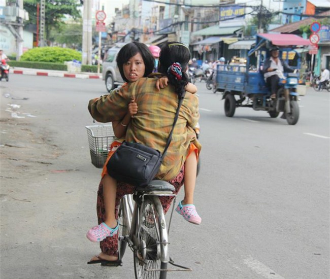 nguoi me va cau chuyen 15 nam cong con gai tren lung rong ruoi khap sai gon - 2