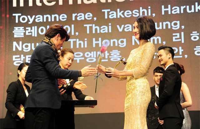 
Phi Ngọc Ánh nhận giải nữ diễn viên hành động xuất sắc nhất châu Á tại lễ trao giải Korea Culture & Entertainment Awards ở Hàn Quốc năm 2016.
