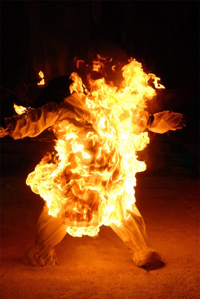 Võ sư Thu Vân mạo hiểm thực hiện cảnh cháy toàn thân trong một bộ phim.