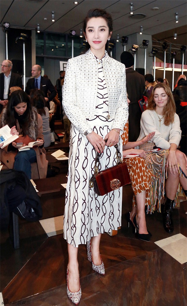 Công khai tình mới kém 15 tuổi, Lý Băng Băng cũng lột xác phong cách tươi trẻ như thiếu nữ đôi mươi - Ảnh 2.