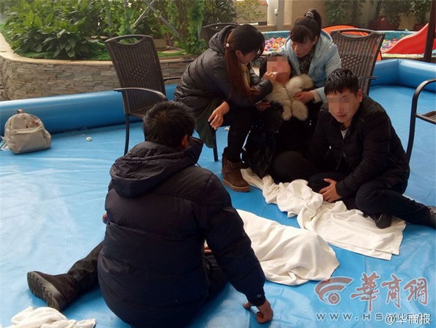 Con ngã xuống hồ nước vùng vẫy, bố ngồi gần không hề hay biết gì - Ảnh 2.