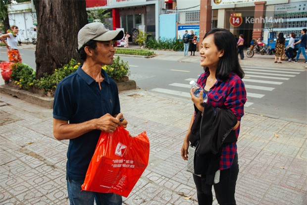 Chuyện cảm động về anh shipper khuyết tật giọng nói, đạp xe hàng chục km mỗi ngày để giao hàng khắp Sài Gòn - Ảnh 12.