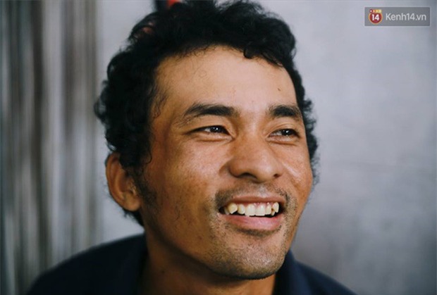 Chuyện cảm động về anh shipper khuyết tật giọng nói, đạp xe hàng chục km mỗi ngày để giao hàng khắp Sài Gòn - Ảnh 3.