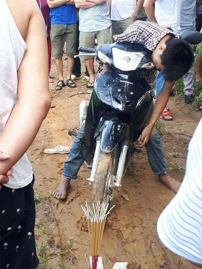hy huu: nam thanh nien tu vong nhung van ngoi tren xe may, chan cham dat hinh anh 1