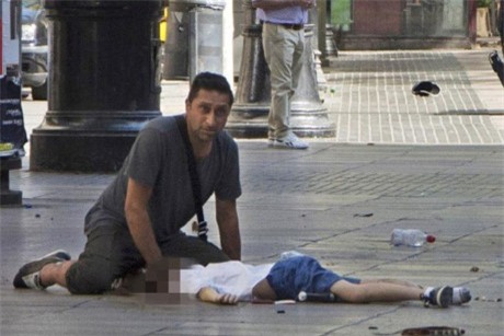 Cả thế giới xót thương khi cảnh sát xác nhận cậu bé 7 tuổi người Anh mất tích đã chết trong vụ khủng bố Barcelona - Ảnh 3.