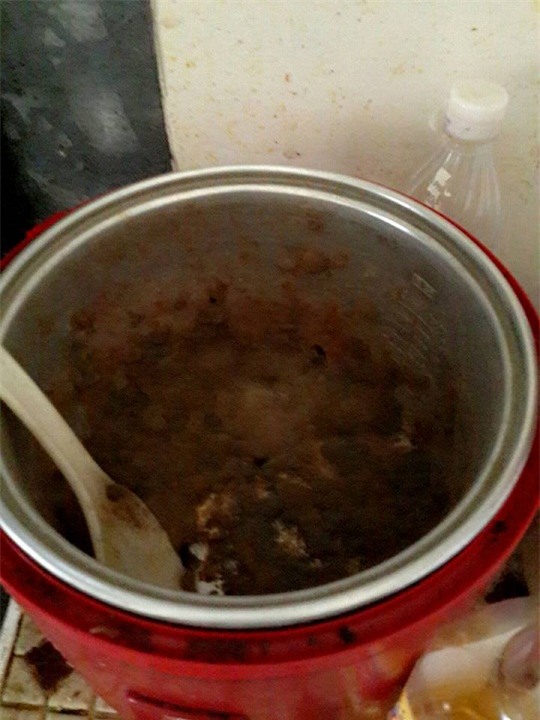 di choi lau ngay tro ve, chang trai hot hoang vi nha cho thue bua bon nhu "bi doi bom" - 1