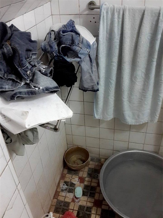 di choi lau ngay tro ve, chang trai hot hoang vi nha cho thue bua bon nhu "bi doi bom" - 4