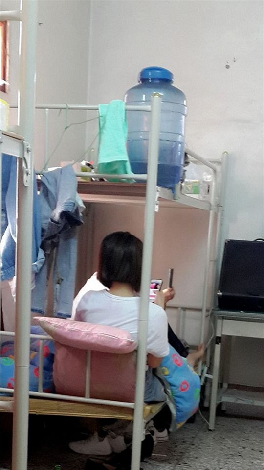 di choi lau ngay tro ve, chang trai hot hoang vi nha cho thue bua bon nhu "bi doi bom" - 5