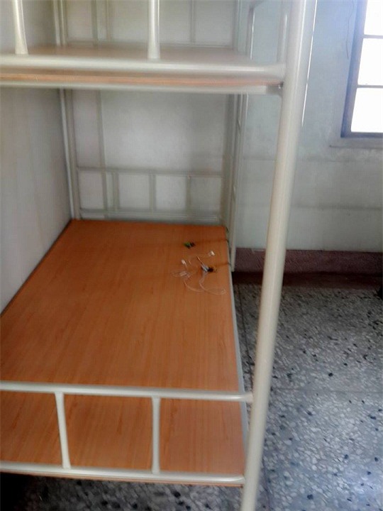 di choi lau ngay tro ve, chang trai hot hoang vi nha cho thue bua bon nhu "bi doi bom" - 7