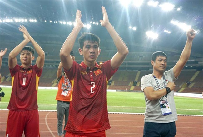 Công Phượng ghi siêu phẩm: Fan nữ xinh Philippines ngẩn ngơ - 7