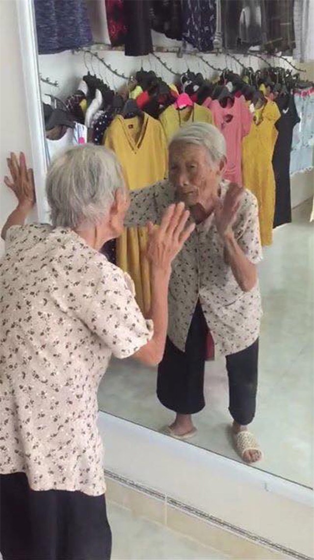 xuc dong hinh anh ba cu ngoi noi chuyen voi bong minh trong guong ma cu ngo ban than - 1