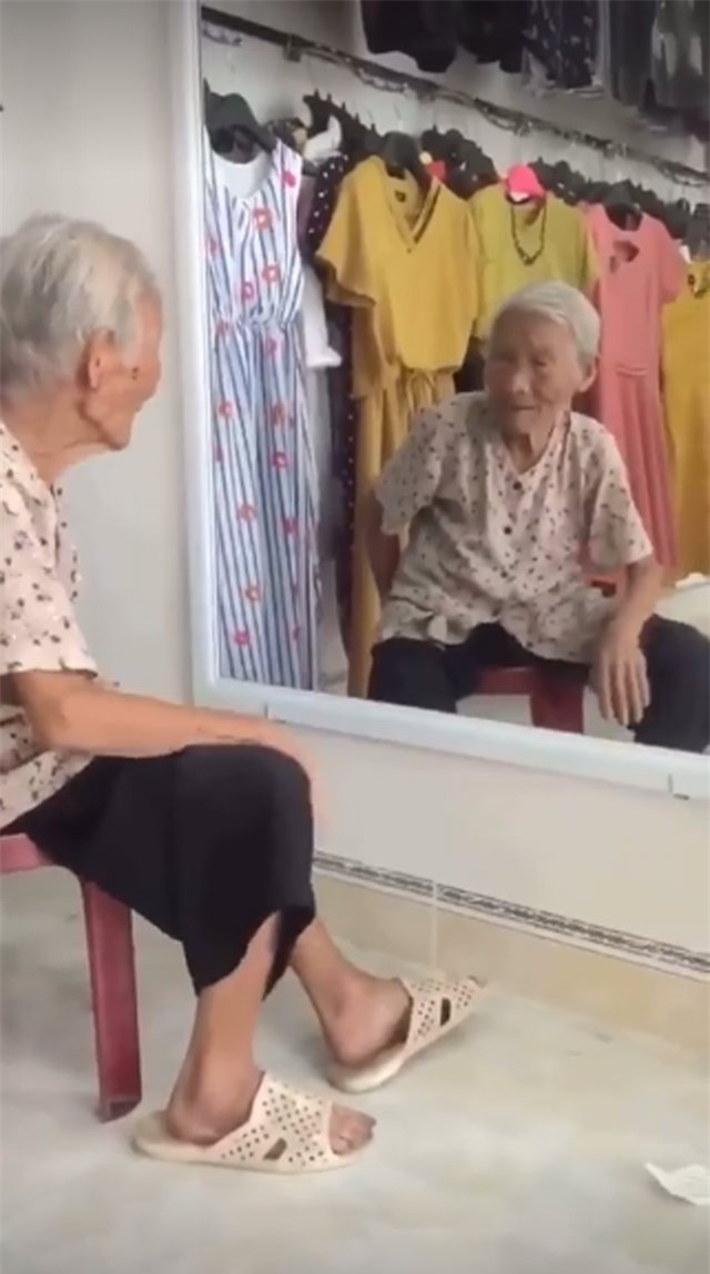 xuc dong hinh anh ba cu ngoi noi chuyen voi bong minh trong guong ma cu ngo ban than - 2