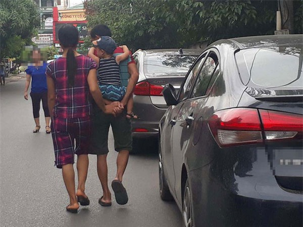 buc anh khien bao cap vo chong phai giat minh thot len: "bao lau roi minh chua cam tay nhau?" - 3