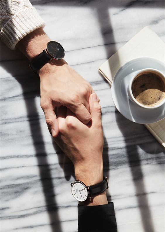 Ảnh nắm tay trong quán cafe là hình ảnh đáng yêu nhất mà bạn sẽ từng thấy. Tình yêu giữa hai người được thể hiện ở độ nồng nàn nhất khi thưởng thức một tách cà phê thơm ngon. Khung cảnh lãng mạn sẽ khiến bạn líu lòng muốn tìm kiếm cho mình một nửa đích thực.