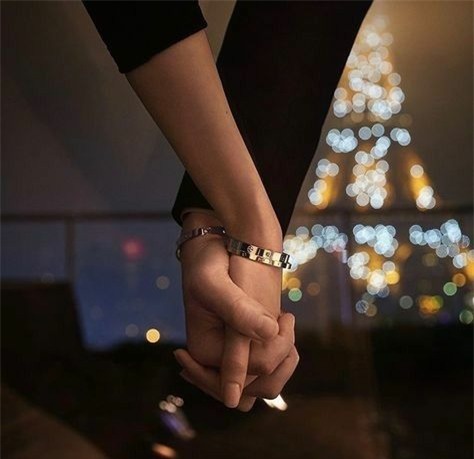 buc anh khien bao cap vo chong phai giat minh thot len: "bao lau roi minh chua cam tay nhau?" - 5