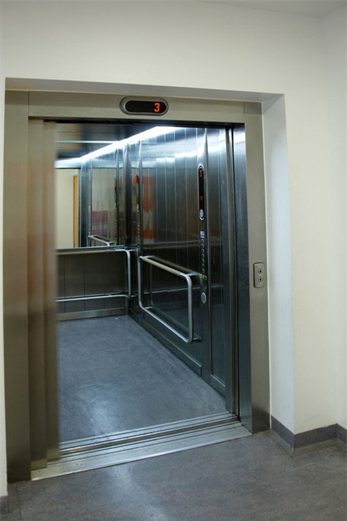 Cửa thang máy bất ngờ đóng sập, sản phụ tử vong thương tâm sau khi sinh chưa bao lâu - Ảnh 2.