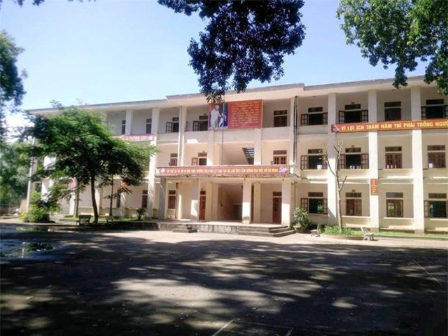 Dãy phòng học nơi em Q. nhảy từ tầng 3 xuống đất. Hiệu trưởng nhà trường cho hay, vụ việc không quá phức tạp, sẽ kết hợp với gia đình giải quyết tốt.