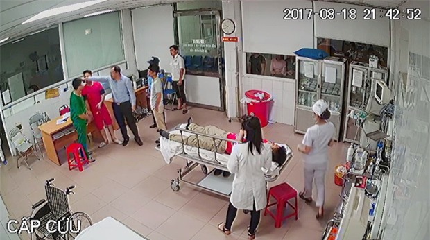 Nghệ An: Nữ bác sĩ bị người đàn ông hành hung ngay tại phòng cấp cứu - Ảnh 2.