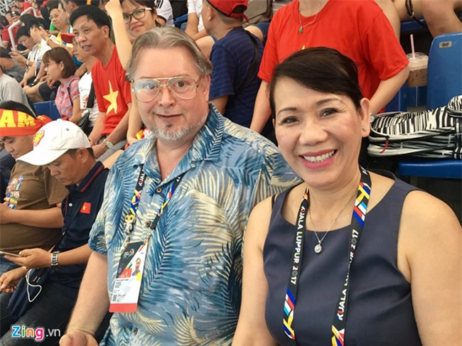 Cha me Paul Le Nguyen tu My den Malaysia xem con thi dau SEA Games hinh anh 1