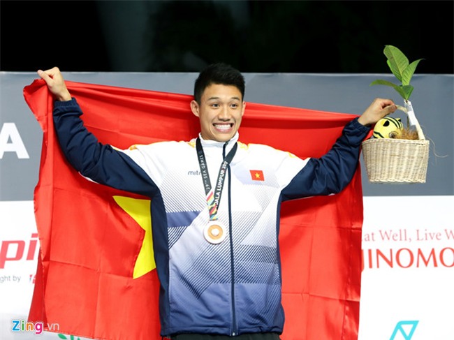 Cha me Paul Le Nguyen tu My den Malaysia xem con thi dau SEA Games hinh anh 3