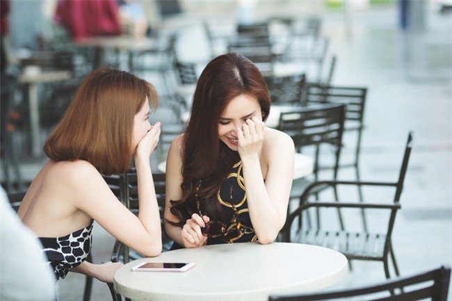 Ngọc Trinh khoe lưng trần sexy giữa phố - Ảnh 4.