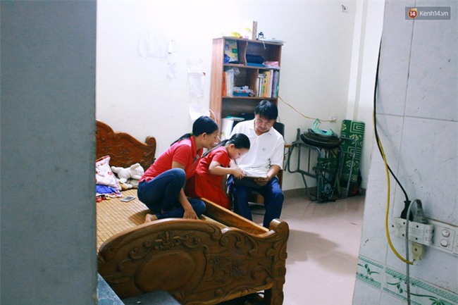 Gặp bé gái gây "sốt" bởi clip dạy tiếng Việt cho khách nước ngoài ở phố đi bộ Hồ Gươm - Ảnh 2.