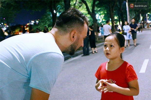 Gặp bé gái gây sốt bởi clip dạy tiếng Việt cho khách nước ngoài ở phố đi bộ Hồ Gươm - Ảnh 3.