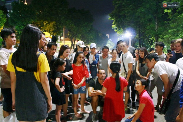 Gặp bé gái gây sốt bởi clip dạy tiếng Việt cho khách nước ngoài ở phố đi bộ Hồ Gươm - Ảnh 4.