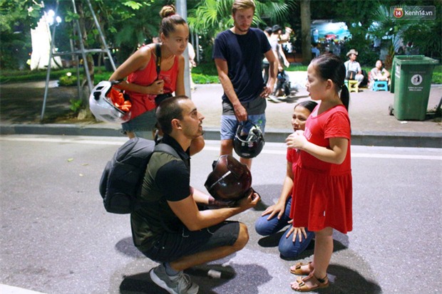 Gặp bé gái gây sốt bởi clip dạy tiếng Việt cho khách nước ngoài ở phố đi bộ Hồ Gươm - Ảnh 5.