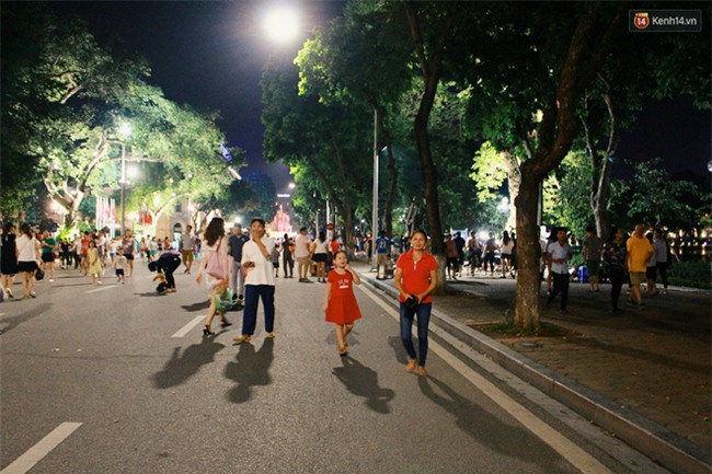 Gặp bé gái gây "sốt" bởi clip dạy tiếng Việt cho khách nước ngoài ở phố đi bộ Hồ Gươm - Ảnh 8.