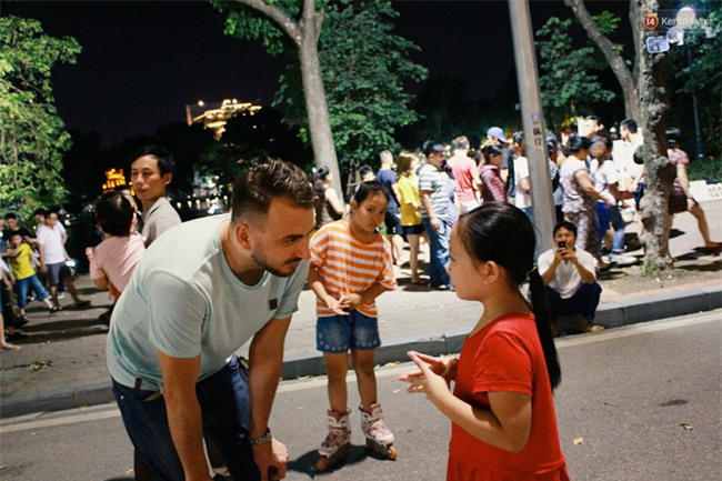 Gặp bé gái gây "sốt" bởi clip dạy tiếng Việt cho khách nước ngoài ở phố đi bộ Hồ Gươm - Ảnh 8.