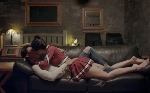 Những màn khóa môi nóng bỏng của Rocker Nguyễn khi cân bộ ba mỹ nhân Việt-1