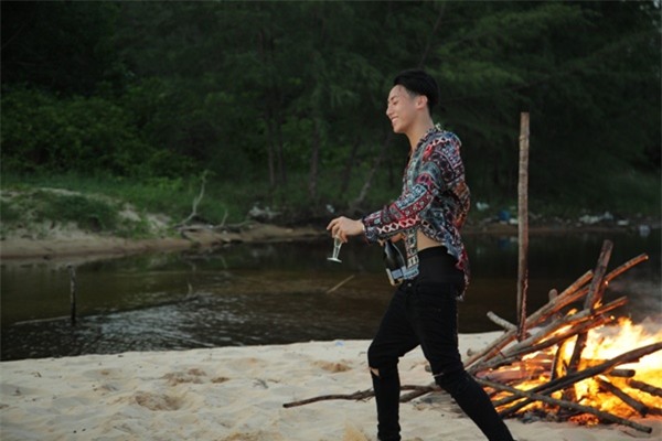 Những màn khóa môi nóng bỏng của Rocker Nguyễn khi cân bộ ba mỹ nhân Việt-7