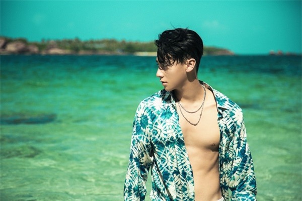 Những màn khóa môi nóng bỏng của Rocker Nguyễn khi cân bộ ba mỹ nhân Việt-9