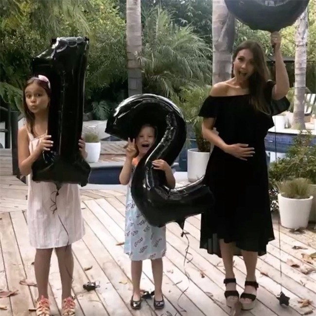 2 con liên tục tranh giành đồ chơi, đây là cách nữ diễn viên Jessica Alba giải quyết - Ảnh 2.