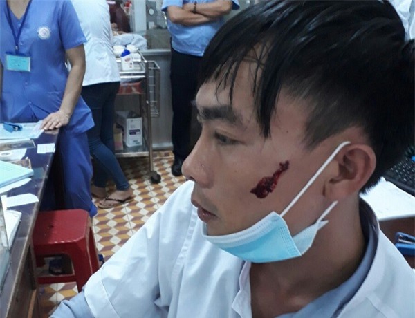 Điều dưỡng bị người nhà bệnh nhân cầm dao rượt, đấm rách mặt - Ảnh 1.
