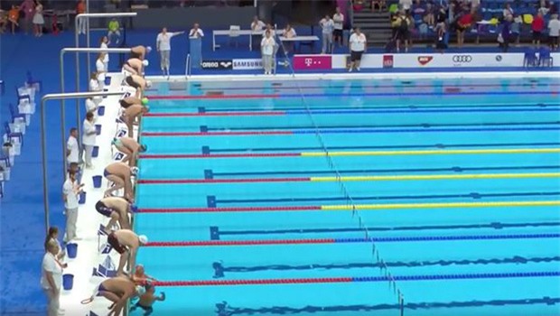 Bất chấp hiệu lệnh, một kình ngư vẫn đứng cầu nguyện đúng một phút cho các nạn nhân khủng bố tại Barcelona - Ảnh 2.