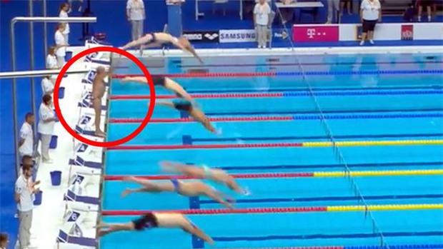 Bất chấp hiệu lệnh, một kình ngư vẫn đứng cầu nguyện đúng một phút cho các nạn nhân khủng bố tại Barcelona - Ảnh 3.