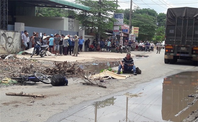 Sụt ổ gà, nữ sinh lớp 12 bị container cán chết trên đường đi học