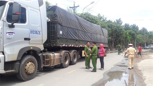 Sụt ổ gà, nữ sinh lớp 12 bị container cán chết trên đường đi học - Ảnh 1.