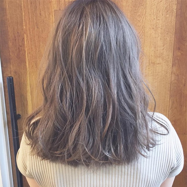 4 màu tóc khói mà nàng công sở nhuộm thoải mái không sợ nổi - Ảnh 1.