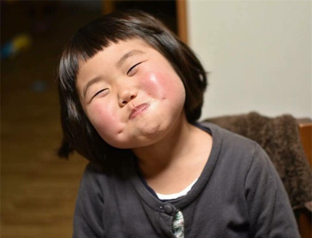 Bị mẹ dìm hàng không thương tiếc nhưng biểu cảm mặt xấu của cô bé 5 tuổi vẫn khiến dân mạng điêu đứng - Ảnh 1.