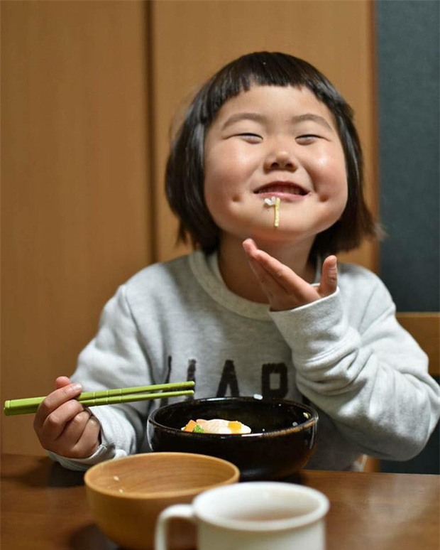 Bị mẹ dìm hàng không thương tiếc nhưng biểu cảm mặt xấu của cô bé 5 tuổi vẫn khiến dân mạng điêu đứng - Ảnh 22.