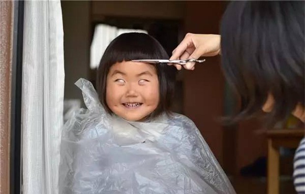 Bị mẹ dìm hàng không thương tiếc nhưng biểu cảm mặt xấu của cô bé 5 tuổi vẫn khiến dân mạng điêu đứng - Ảnh 5.